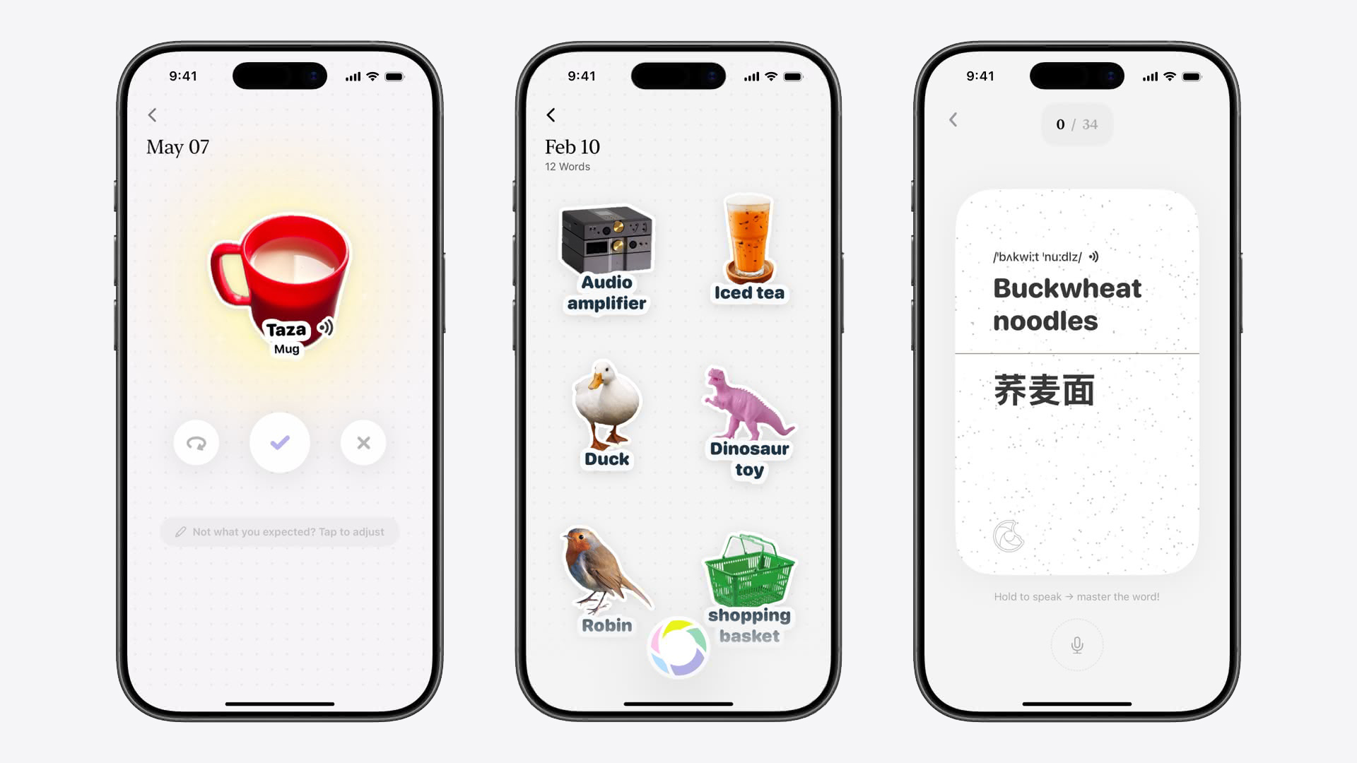 一张由三张 iPhone 屏幕截图组成的拼贴图,展示了“CapWords”App。第一张截图显示了一个红色马克杯的贴纸,上面写着“Taza”。第二张截图显示了音频放大器、冰茶、鸭子、恐龙玩具、知更鸟和购物篮的贴纸。第三张截图显示了“荞麦面”一词及其翻译。