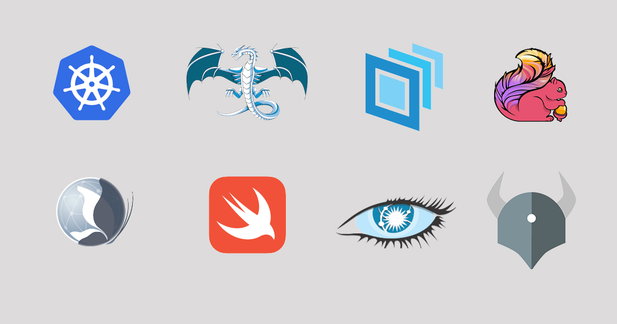 스티커가 붙어 있는 노트북으로 협업 중인 개발자들