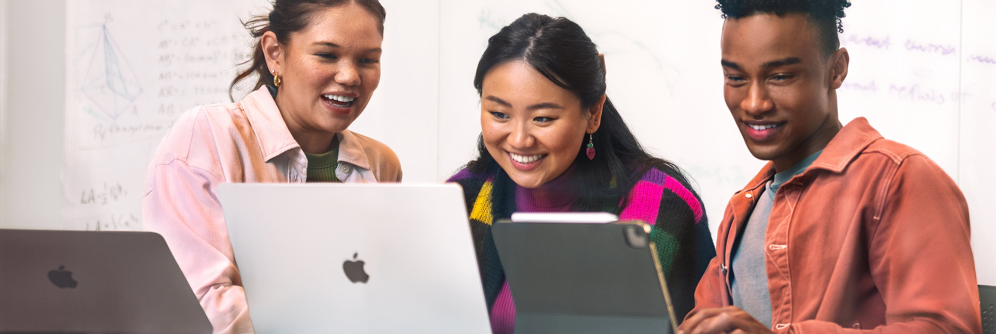 iPad 및 Mac으로 작업하고 있는 Swift Coding Club 그룹.